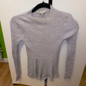 Grå volangtröja - Säljer en jättefin från volangtröja i grå. Kontakta visningarnas💗