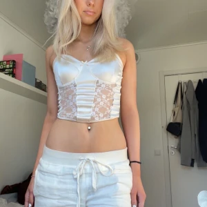 Korsett topp - Jättefin korsettliknande topp som är perfekt till fest 🤍 Använd ca 2 gånger, inga defekter.