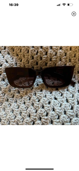 Solglasögon  - Snygga glasögon som passar parfekt nu till sommaren dom är i ny skick. Säljer likadana även i svart Det går super att trycka på köp nu 😊