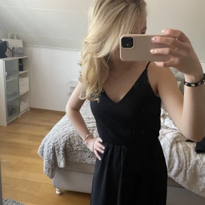 Lång svart klänning🖤 - Lång svart klänning från HM. Passar till alla finare tillställningar🖤 använd en gång🖤 storlek XS men passar mig som brukar ha S