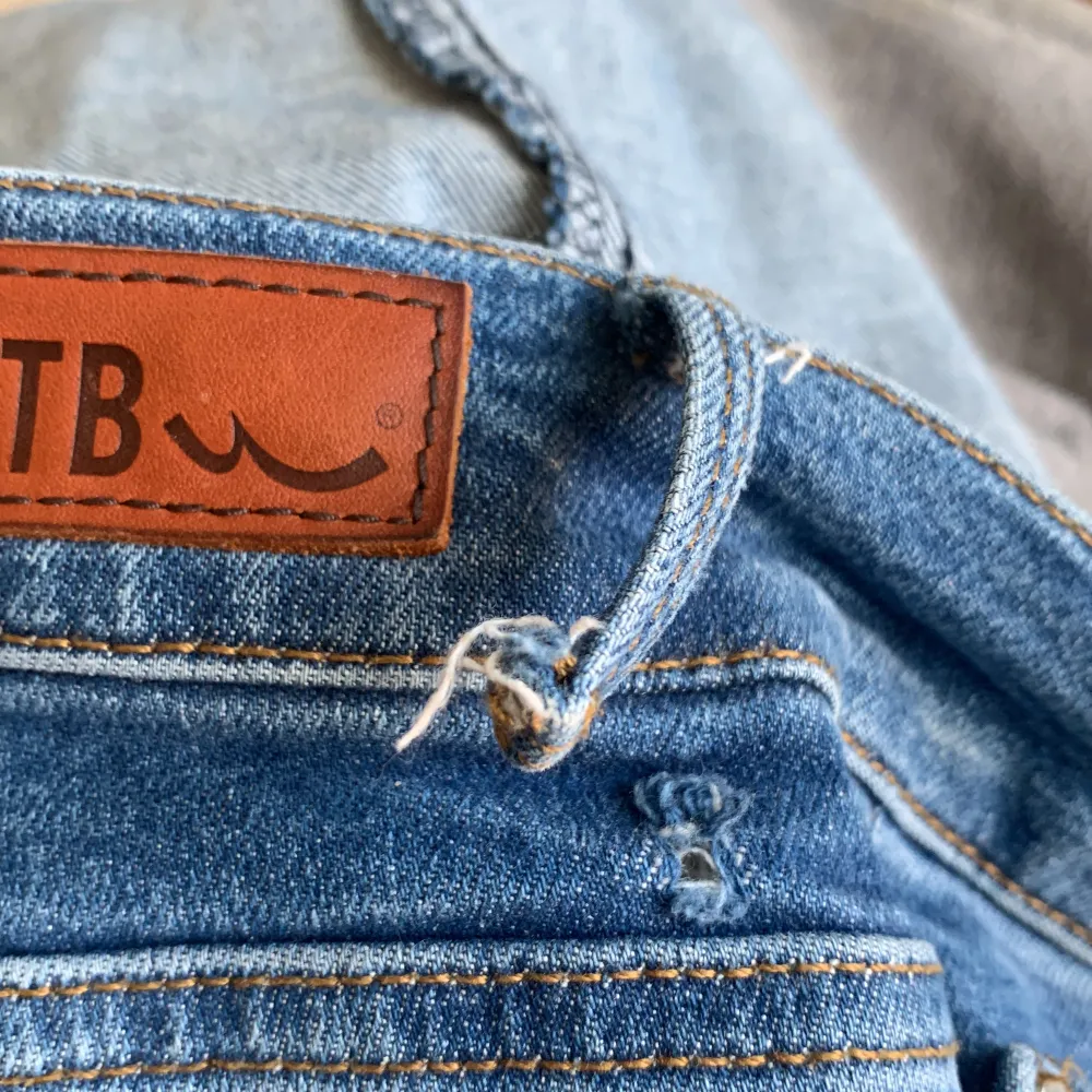 Ett par fallon tiria safe wash flared jeans 🔥de gick sönder lite men det syns inte!. Jeans & Byxor.