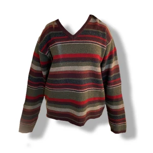 grampasweater  - En jättemysig grandpa sweater som jag inte använder. säljer för 300kr+frakt ( men är öppen för prisförslag ) och denna är i storlek XL. hör av er vid intresse! glöm inte att kolla in mina andra artiklar 💝  !! Modellen på bilden har storlek S i kläder !!