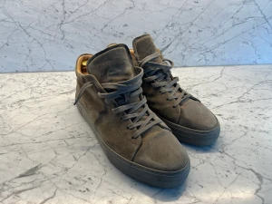 Rizzo sneakers - Säljer dessa Rizzo High-top sneakers i fin mocka. Skorna är i grymt skick och köptes för ca 1800kr men säljs nu för endast 1/3 del. Tveka inte på att höra av dig vid funderingar, MVH Sebastian