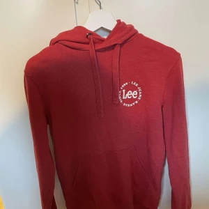 Leehoodie  - Röd superskön hoodie från Lee i storlek XS men passar även S. 