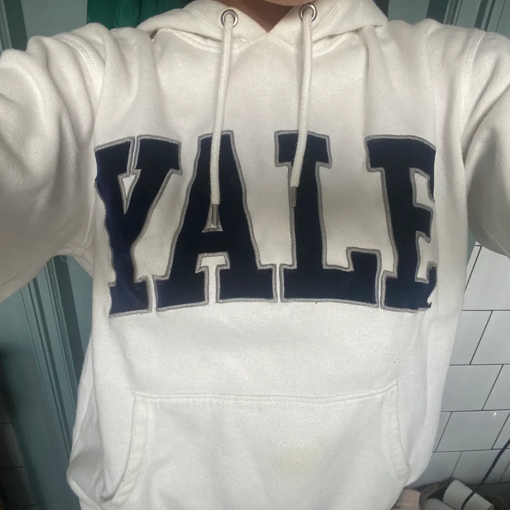 Säljer snygg vit hoodie, tryck ”Yale”. Hoodies.