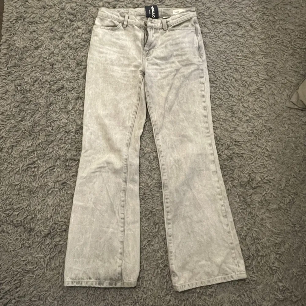 Säljer dessa gråa lågmidjade jeans från ASOS då de har blivit för små för mig. Storlek 26/30 💛 . Jeans & Byxor.