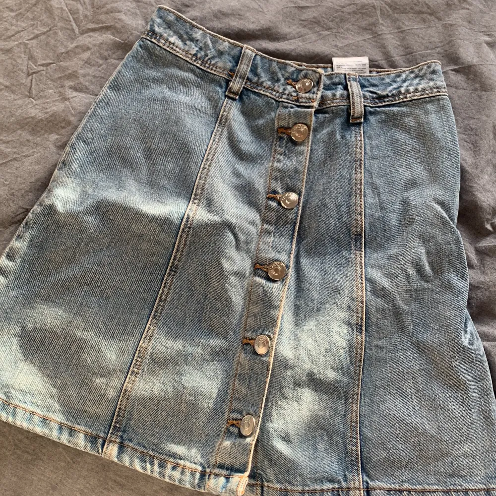 Fin jeans kjol från hm kollektion devided, använd 1 gång men extremt fint skick !! Köpare står för frakt . Kjolar.
