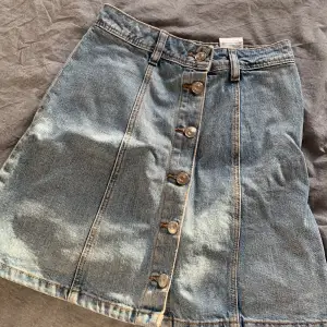 Fin jeans kjol från hm kollektion devided, använd 1 gång men extremt fint skick !! Köpare står för frakt 