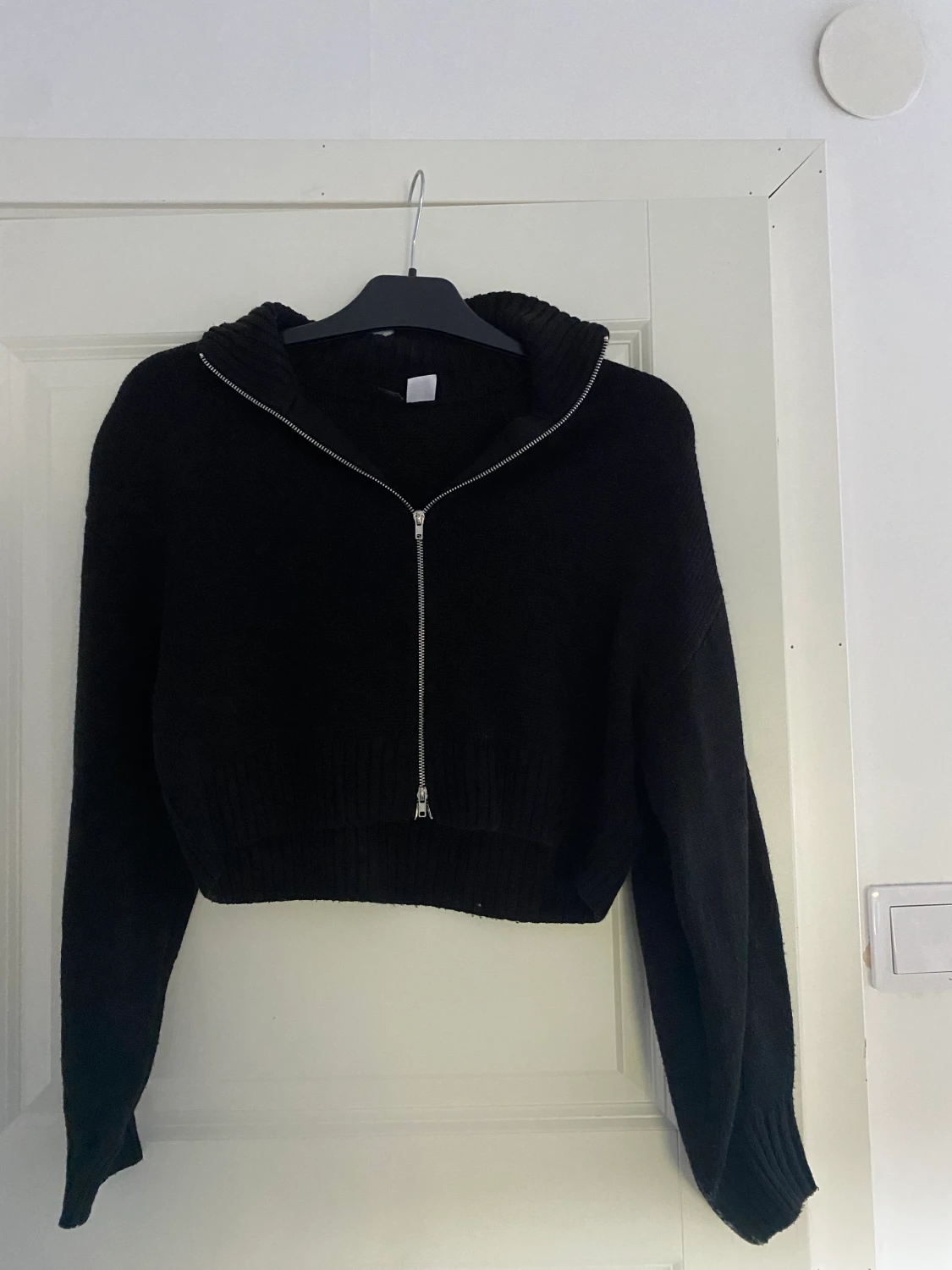 Stickad tröja med dragkedja 