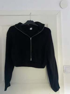 Stickad tröja med dragkedja  - En stickad tröja med dragkedja från Hm i strl Xs. Ganska gammal men använd få gånger. Säljer pga ej min stil.