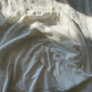 Wekday strl m - Väldigt gammal tröja men fortflrande mycket fint skick, inga slitningar på den.