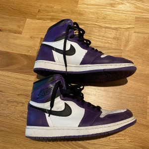 Nike Jordan 1 Court Purple - Storlek 40,5. Använda och därmed vardagligt slitage. Bara skriv för fler bilder eller frågor  Köpare betalar frakt