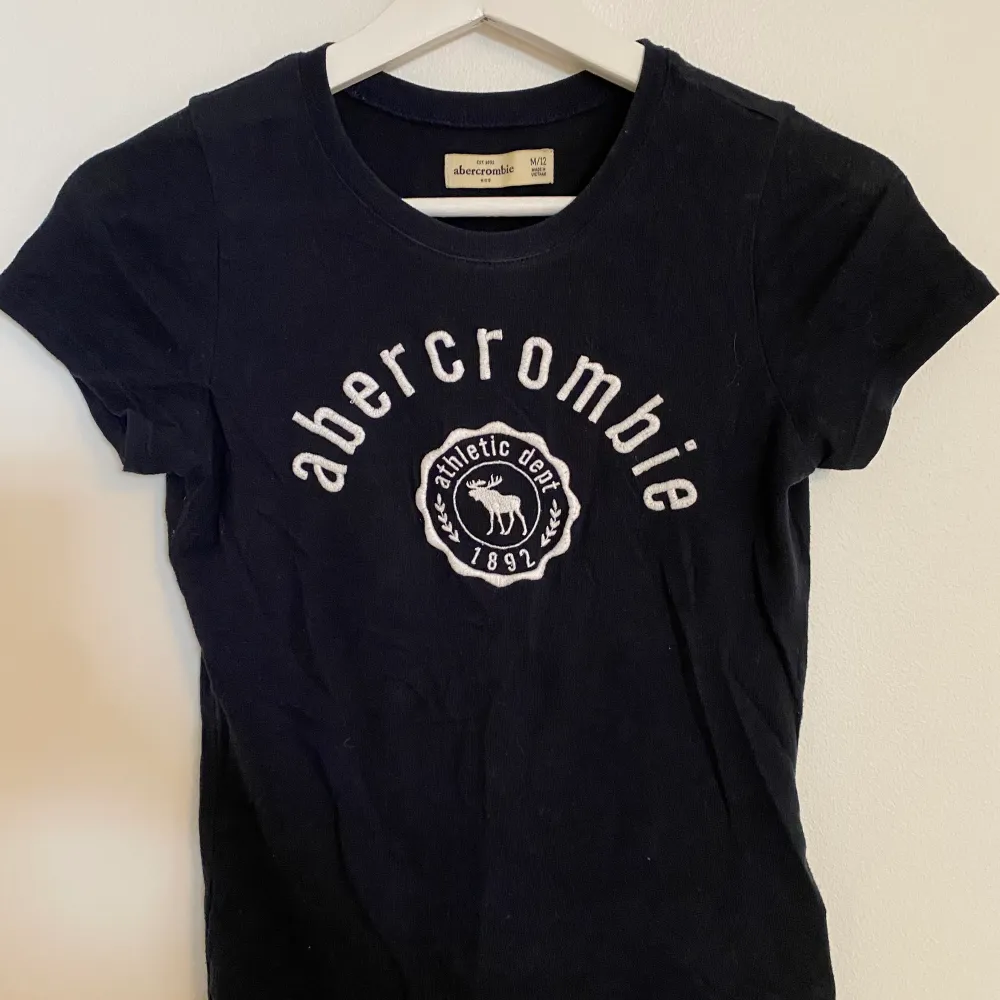 T-shirt från Abercrombie & Fitch. T-shirts.