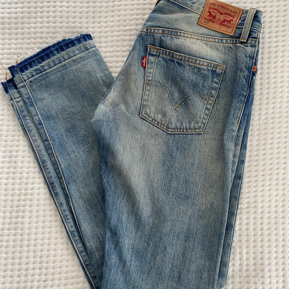 Säljer dessa slitna, lågmidjade levi’s jeansen. Vet tyvärr inte W/L men skulle säga att de passar XS/S. Jeans & Byxor.