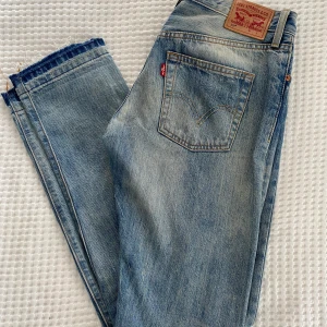 Levis 501 - Säljer dessa slitna, lågmidjade levi’s jeansen. Vet tyvärr inte W/L men skulle säga att de passar XS/S