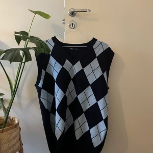 Stickad väst  - En oversized stickad väst, i stort sätt helt oanvänd. Bra kvalitet för att vara ifrån shein. Storlek S (herrstorlek) 