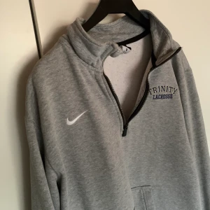 Zip up - så gosig vintage zip-up sweatshirt🤌🏽 köptes på plick för några månader sen, säljer vidare då den inte är min stil⚡️skriv i chatten för fler bilder!