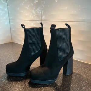 Acne studios shoo  - Säljer dessa trendiga och coola boots från acne studios pga för stor storlek. Nypris ca 4000. Skorna är i ett toppenskick med inga skador på. Andvänt 2 gånger. 