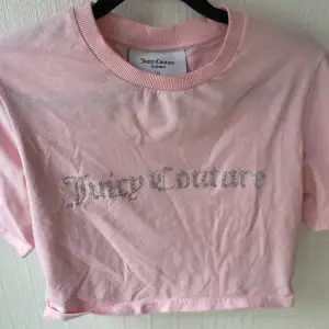 Jätte söt rosa lite kroppad Juicy T-shirt, använd ca 2-3 gånger bara och är i princip som ny:)