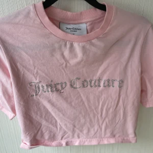 Juicy couture T-shirt - Jätte söt rosa lite kroppad Juicy T-shirt, använd ca 2-3 gånger bara och är i princip som ny:)