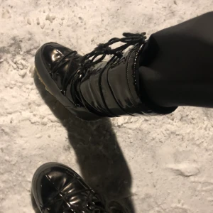INTRESEKOLL!!! supper coola moonboots.🦛💕 - Intresekoll!!! På mina supper coola och ovanliga moonboots i en snygg glänsande färg. Moonbootsen är köpta för ett år sen för ca 2100kr. 💕🦛💕 Dem är i storlek 36-38 vilket menas med att de passar en 36,37 och en 38/39. Dem är i nyskick 💕 Kontakta gjärna privat för fler egna blilder eller bud 💕 Sälljer kanke vid ett bra bud💕💕💕☺️☺️☺️🦛