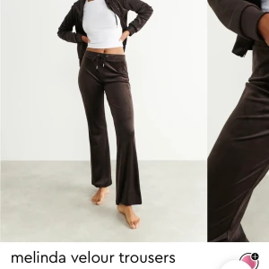 Bruna Mjukisbyxor från Gina  - Säljer bruna Mjukisbyxor från Gina i velour material! Ser ut som juicy couture 🤍nyskick ’ nypriset är 250 kr - tryck it på köp knappen !! 
