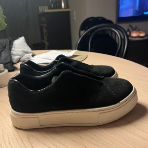 Eytys skor stl 40 - Säljer mina eytys doja i mocka. Säljer då dom inte kommer till användning. Den är i väldigt bra skick och köpta under våren detta år. 