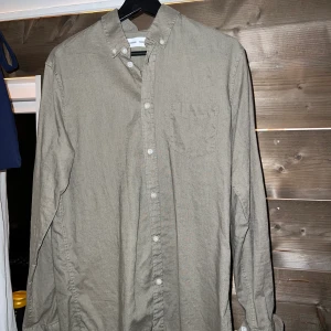 Samsøe linneskjorta  - En samsøe linneskjorta i en mörkgrön färg som används alldeles för sällan så jag säljer den istället. Storlek M