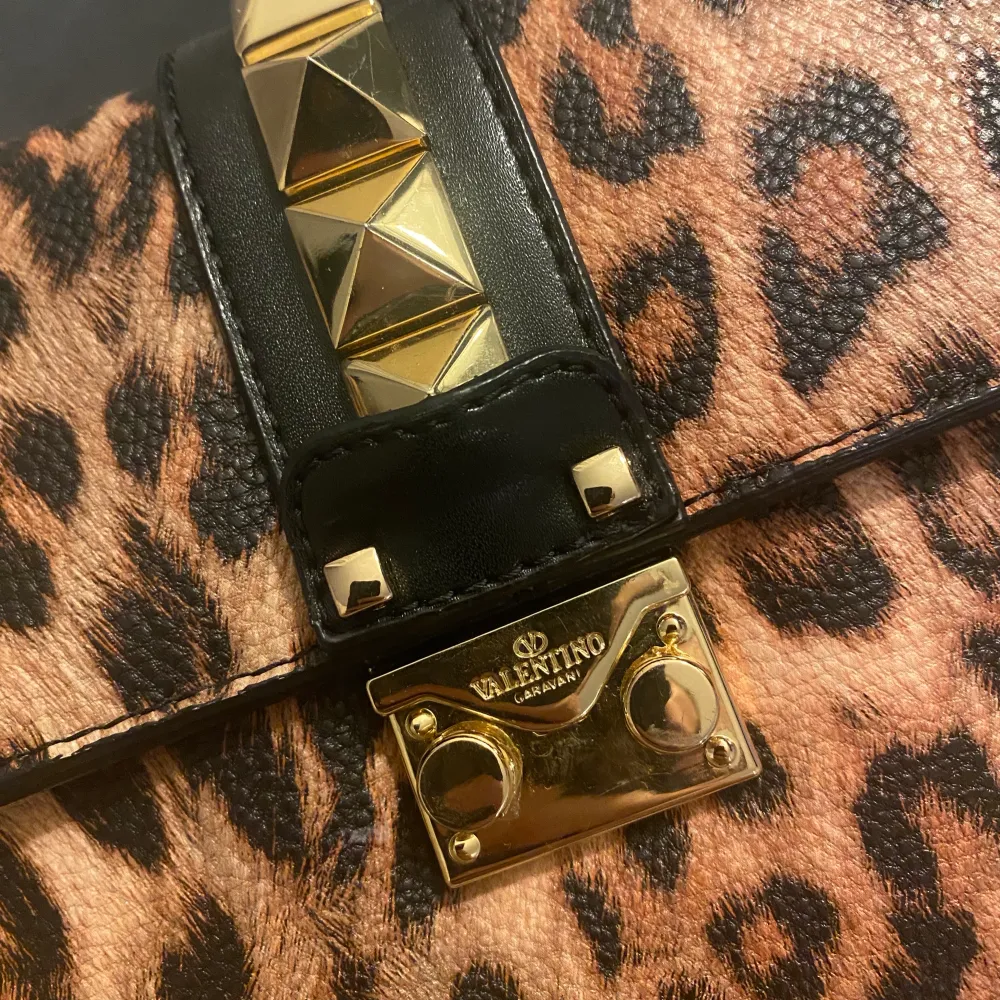Superfin Valentino Glam lock-liknande väskan toppenskick 👌 säljer endast vid bra bud, utropspris 400kr. . Väskor.