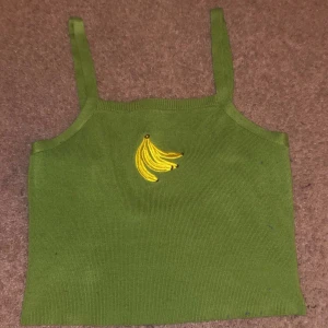 Linne - Ett grönt linne/ mag top. Bra skick. Från shein. Andvänt ca 10 ggr. 