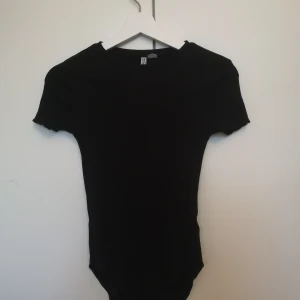 T-shirt body - Body i storlek S från Divided. Bra skick. 