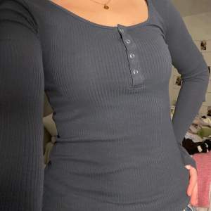 Långärmad tröja köpt från Nelly.com, märket Pisces. Använd några enstaka gånger. 100 + frakt💞 (säljer en likadan i grön)
