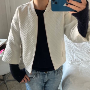 Jacka!! - Säljer denna så snygga jacka med trekvartsarmar❤️‍🔥Xs men passar större!!