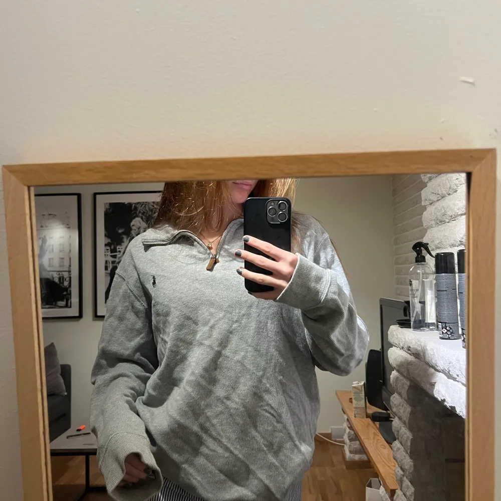 Säljer denna Half-zip tröjan ifrån Ralph Lauren som är i herrstorlek M. Passa allt ifrån XS-L beroende på hur man vill att den ska sitta! Priset kan diskuteras! Frakten tilllommer💗. Tröjor & Koftor.