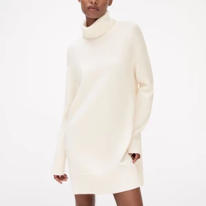 Stickad klänning - Vit stickad klänning från Zara i storlek M. Superskön och fin passform men trivs inte i kragen så säljer därför vidare den till någon som får bättre användning av den☺️säljer även exakt samma klänning fast i svart av samma anlednin