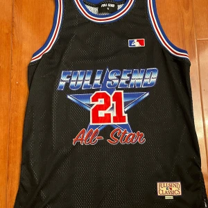 Full Send All-star linne stl M - Säljer ett linne från Full Send (Nelk Boys märke) i storlek M på grund av att det inte kommer till användning. Kollektionen är från maj 2021, retail pris var 120$ och det kommer aldrig säljas igen. Använt två ggr och jättebra skick. Priset kan diskuteras.