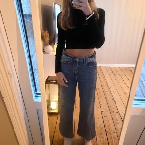 Högmidjade jeans - Jag säljer ett par högmidjade, blåa jeans som är uppsydda ifrån H&M i strl 38. Köparen står för frakten🤍