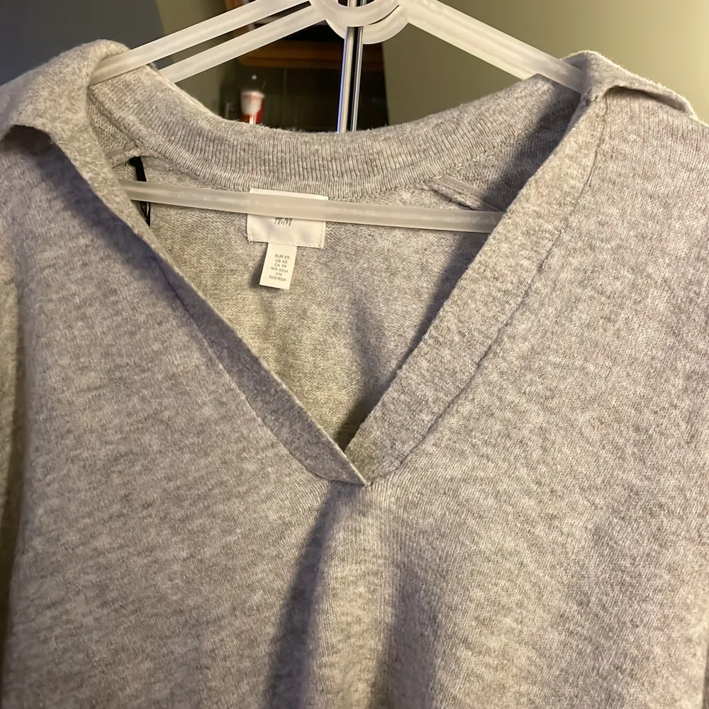 Säljer denna stickade ljusgråa tröjan från H&M , köptes för max en vecka sen men har inte kommit till användning o har en liknande , nypris var 199kr mitt pris är 149kr då den är i helt nytt skick! Aldrig använd endast testad! Hoppas nån är intresserad💕. Stickat.