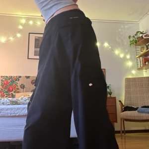 Parachute pants  - Svarta parachute pants köpta secondhand. Det sitter snören i midjan så passar xs-m. Köptes avklippta men är väldigt lagom på mig som är 168. Skriv för fler bilder eller frågor