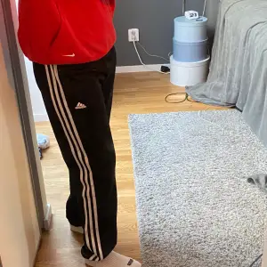 Säljs för 100kr + frakt(köparen står för frakt). Snygga svart vita lowwaist adidas track pants, knappt använt.