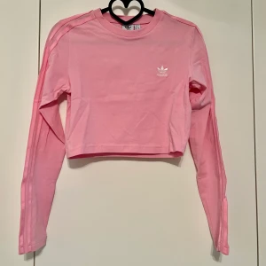 Rosa adidas tröja  - Jätte fin adidas tröja som aldrig är använd! Kort modell. Helt slutsåld!