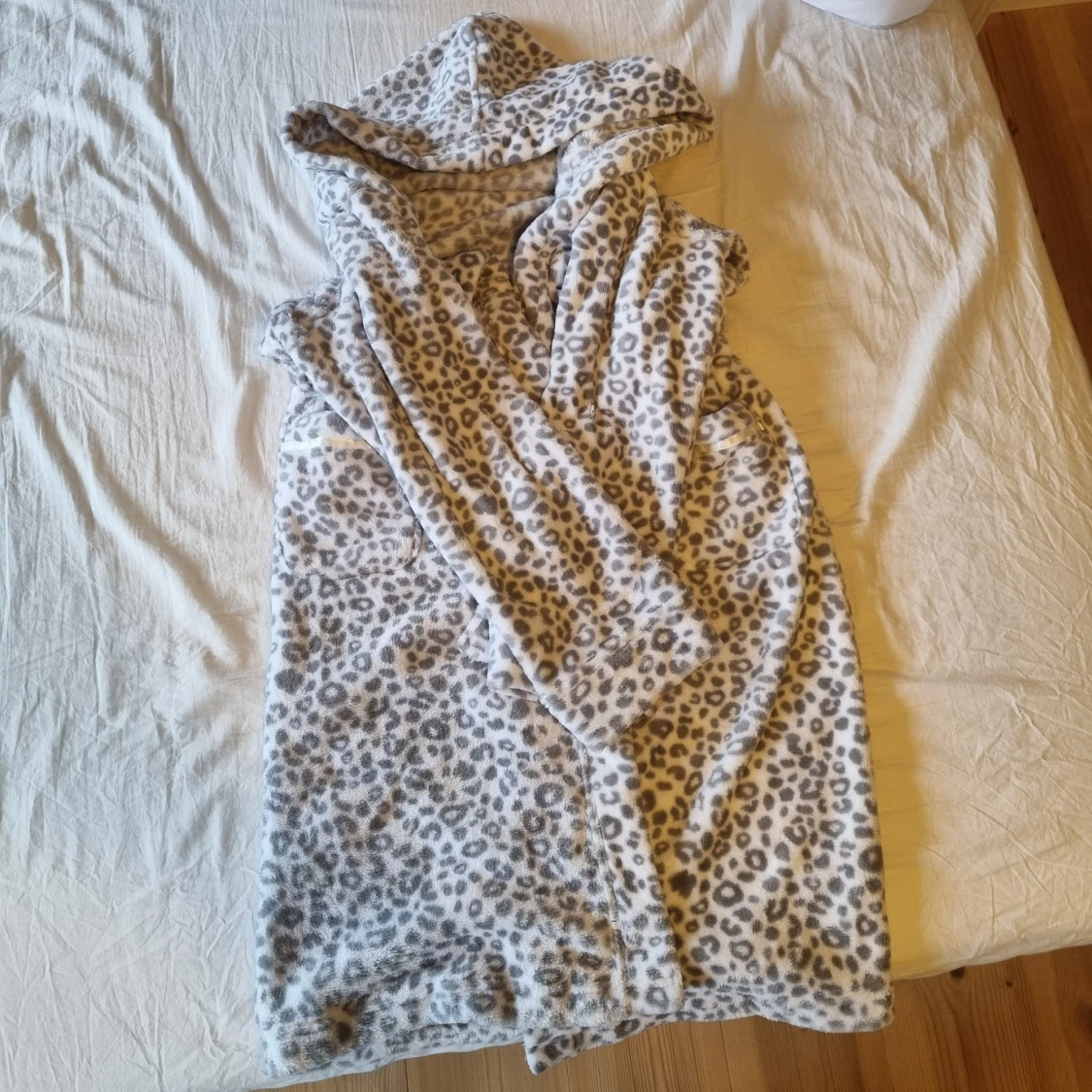 Leopardmönstrad morgonrock stl. 158/164 - 90