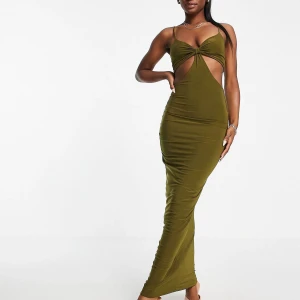 Olivgrön klänning  - Oliv grön klänning från missy empire men köpt på asos. Ger illusionen av större kurvor av skärningarna vid midjan. Tight och figursydd. Väldigt bra material. Aldrig använd. Ord pris 399 kr.