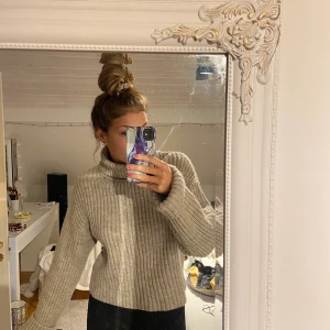 Stickad NAKD tröja - Varm och gosig beige tröja från NAKD, använd sparsamt! Säljer då den inte kommer till användning 💕💗 