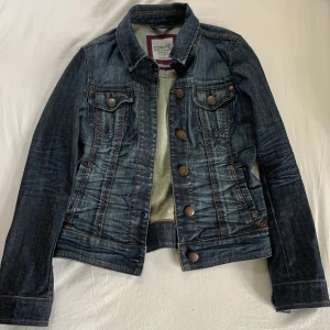 Jeansjacka - Supersnygg jeansjacka som aldrig fått någon användning från mig. Den är som ny och därför ganska stel så kan behöva användas för att mjuka upp den!  Pris kan även diskuteras! 