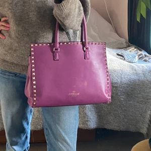 Valentino väska - NYTT PRIS- 4200!!!!!!!!!!! Så fruktansvärt snygg valentino väska! Dustbag ingår, köparen betalar frakten. Har liten slitning som man ser i bilden men annars i fint skick. Så fin och unik men kommer inte till användning så mycket