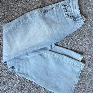 Lågmidjade byxor  - Ett par lågmidjade jeans ifrån Lindex. Köpta i somras och är tyvärr lite korta för mig. Nyskick och i storlek xs