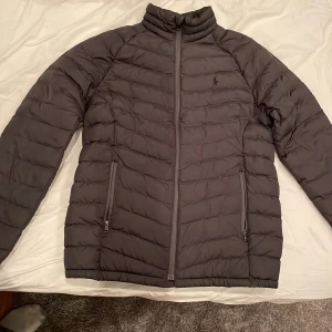 Ralphlauren Vinter jacka  - Ralphlauren täck jacka, mörk grå, 1200 nypris, skick 9/10 Inge hål eller fläckar på jackan.