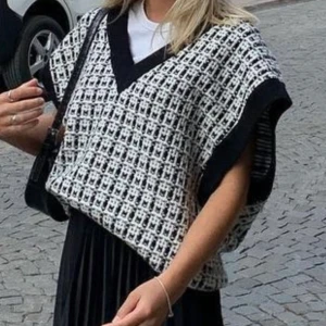 Snygg väst - Säljer denna snygga västen! Använd ett fåtal gånger. 