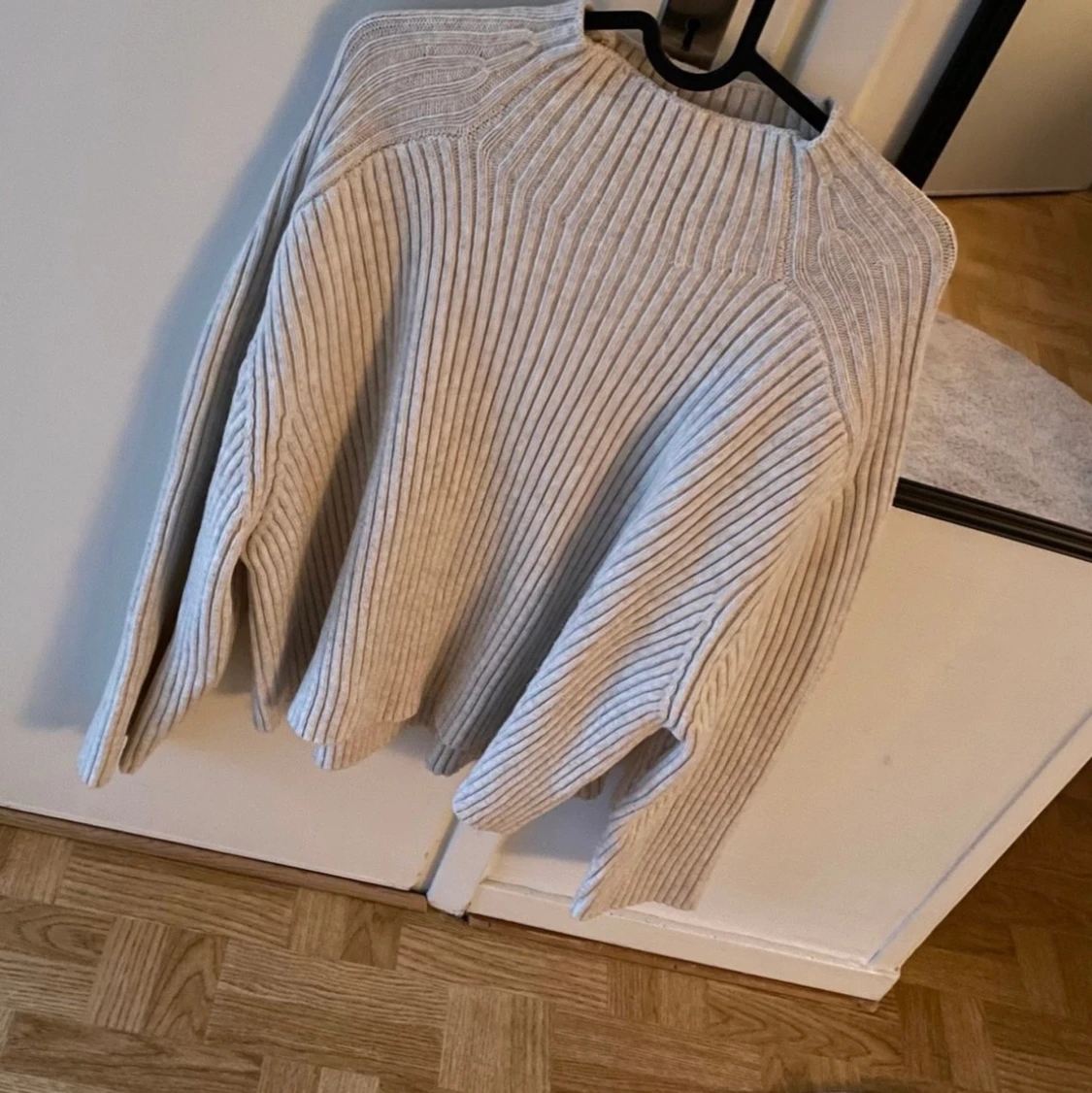 Ribbstickad polotröja från H&M - storlek L - 90